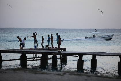 Arena blanca y mar transparente en Los Roques, el lugar donde el virus comenzó a expandirse entre los jóvenes ricos de Venezuela.