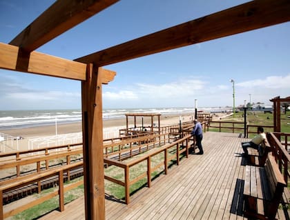 ARENA Y MADERA. Pinamar, muy natural