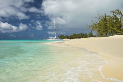 Arenas blancas y un mar transparente en Turks y Caicos, el archipiélago caribeño