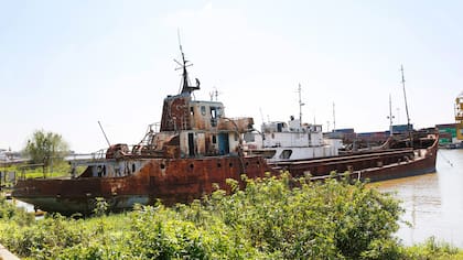 Uno de los barcos abandonados que serán removidos