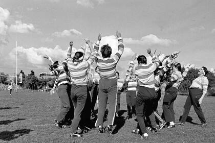 Arenga de GEI antes de empezar el partido; el equipo de Ituzaingó para el primer partido de rugby femenino de la historia fue dirigido por Pichi Ruffo