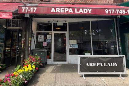 Arepa Lady comenzó como un carrito de comida y es ahora un ícono en Queens