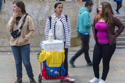 Arepa venezolana en plena plaza de Bolívar de la capital colombiana
