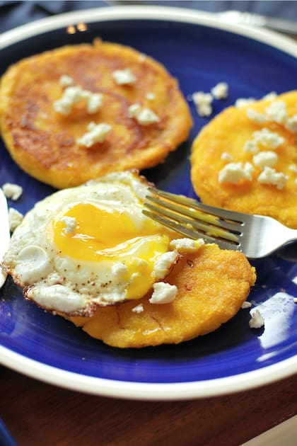 Arepas con huevo, clásico desayuno colombiano.