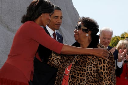 Aretha junto a la pareja presidencial en una ceremonia para honrar a Martin Luther King, Jr en 2011.