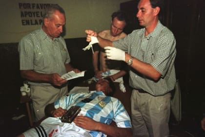 Luis Seveso, médico de la Selección argentina, atiende a Cruz. Luego dijo que Cruz se había golpeado al caerse de la camilla