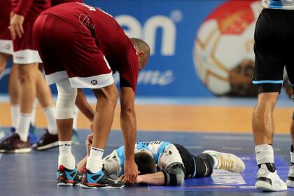 Pizarro, todavía en el piso después de la última acción; la Argentina se quedó afuera del Mundial de una manera increíble