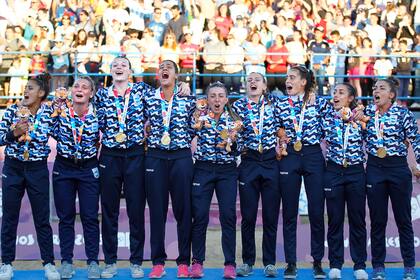¡Argentina campeón! El festejo de las chicas del beach handball.