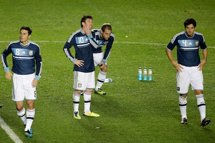 Argentina acaba de quedar eliminada de la Copa América 2011 a manos de Uruguay; el lamento de Messi, en el medio, rodeado por Zanetti, Zabaleta y Burdisso