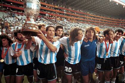 Argentina campeón de la Copa América por última vez, en Ecuador 1993; Simeone con la copa y con la camiseta número 10

