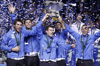 Un momento histórico para el tenis argentino, en 2016, con la conquista de la Copa Davis: aquí, Mayer, Delbonis, Pella, Del Potro y el capitán, Orsanic. 