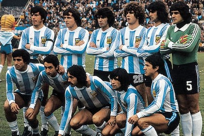 El equipo campeón: Passarella, Bertoni, Olguín, Tarantini, Kempes y Fillol; Gallego, Ardiles, Luque, Valencia y Luis Galván