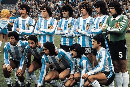 El equipo campeón: Passarella, Bertoni, Olguín, Tarantini, Kempes y Fillol; Gallego, Ardiles, Luque, Valencia y Luis Galván