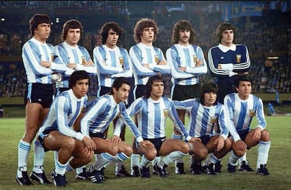 Argentina, campeón del mundo 78, una de las formaciones: Valencia, abajo, al centro, entre Ardiles y el "Negro" Ortíz