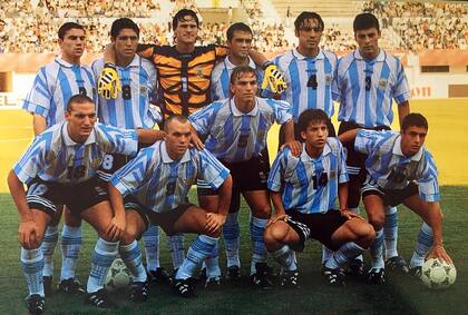 Argentina, campeona del mundo en Malasia: arriba, Cufré, Riquelme, Franco, Markic, Serrizuela y Samuel; abajo, Scaloni, Romeo, Cambiasso, Placente y Aimar
