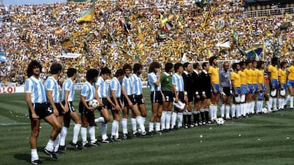 Argentina, con Mario Kempes y Diego Maradona, antes de la derrota frente a Brasil que la dejó eliminada del Mundial 82 en segunda ronda