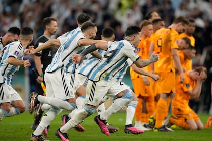 Argentina empieza el festejo tras la victoria por penales ante Países Bajos; vencedores y vencidos, en la misma imagen