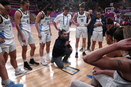 La charla de Leonardo Costa con las jugadoras antes del partido