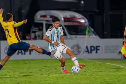 Argentina fue superior a Ecuador y avanzó al partido decisivo del Sudamericano Sub 17, en el que no tendrá desquite del 0-3 a manos de Brasil: Colombia marginó al favorito.