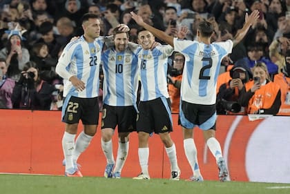 Argentina goleó a Venezuela en el Monumental
