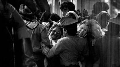 Argentina ha sido el escenario de grandes luchas por derechos que han tenido efectos y ovación en todo el mundo. Una de ellas fue la lucha de las Madres de la Plaza de Mayo en busca de sus hijos desaparecidos por el gobierno militar.