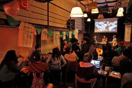 Antes del partido, dos de las creadoras de Feminista Mundial entrevistan a una periodista deportiva sobre su perspectiva como mujer en el mundo del fútbol