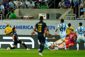 La selección sufre en Houston: Ecuador llega más y Dibu salvó su arco en el duelo por cuartos de final