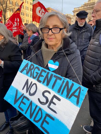 "Argentina no se vende", uno de los mensajes en las pancartas de los manifestantes en Roma