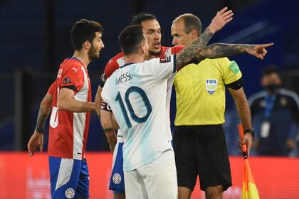 Lionel Messi, más enérgico con los árbitros que en el juego