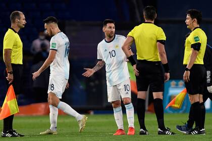 Las protestas de Messi a la terna brasileña que arbitró el empate entre la Argentina y Paraguay.