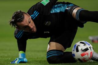 Scaloni arma su estrategia para definir cómo reemplazar a Dibu Martínez