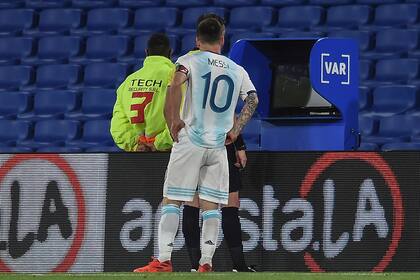 Claus observa en el VAR la falta de González a Romero; Messi, atento a la decisión del árbitro