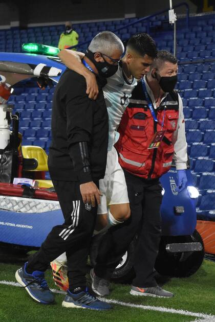 Exequiel Palacios se marchó lesionado de la Bombonera por una fuerte entrada de Ángel Romero