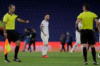 Messi cuestionó todo el partido al árbitro brasileño Claus
