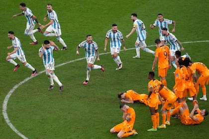 Los jugadores de Argentina celebran frente a sus rivales de Países Bajos tras ganar el duelo de cuartos de final del Mundial