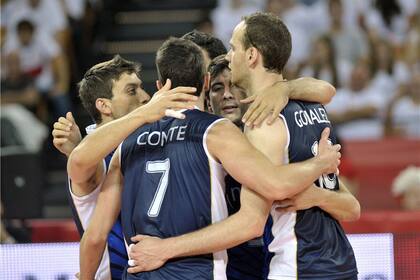 Argentina se impuso por 3-0 ante Camerún y alimentó su ilusión de pasar a la segunda ronda del Mundial