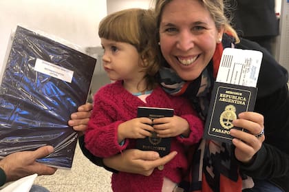 Argentina, sin embargo, siempre la acompaña. Y cada vez que regresa, Silvina retorna a lo familiar, a los códigos que no necesita explicar: “Hay algo del idioma, del humor, de la forma de vincularnos, que me acomoda por dentro apenas aterrizo”, asegura.