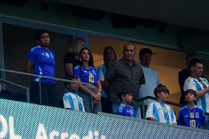 El saludo de Messi con Antonela y sus hijos en la previa del partido