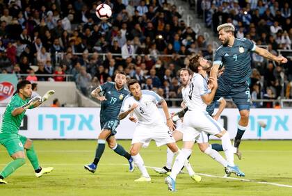 Su último partido en el seleccionado argentino, en noviembre de 2019: gol de cabeza a Uruguay