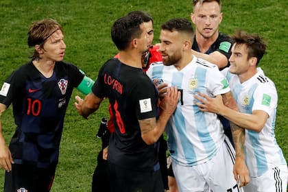 Viejos conocidos. Otamendi y Tagliafico, por Argentina, Modric y Lovren, de Croacia, se verán las caras este martes en el choque de semifinales