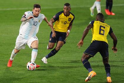 Messi, rodeado: contra Ecuador no armó buenas sociedades de ataque.
