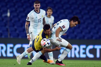 De Paul, retrasado, observa cómo Acuña es derribado por un futbolista ecuatoriano; a la selección de Scaloni le faltaron asociaciones y juego ofensivo en el debut por las eliminatorias, en la Bombonera