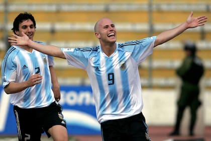 Luciano Figueroa celebra su gol, la última vez que Argentina le ganó a Bolivia en La Paz, el 26 de marzo de 2005. Fue 2-1 luego de ir perdiendo.