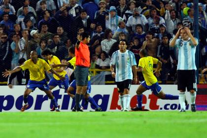 Rosario, 2009, a Maradona se le ocurrió mudar el clásico con Brasil al Gigante de Arroyito para que la proximidad de los hinchas intimidara al Scratch. ¿Conclusión? Messi terminó agarrándose la cabeza y los visitantes ganaron 3 a 1
