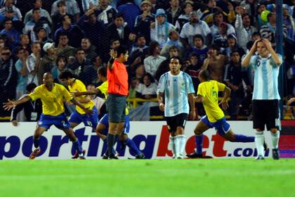 Rosario, 2009, a Maradona se le ocurrió mudar el clásico con Brasil al Gigante de Arroyito para que la proximidad de los hinchas intimidara al Scratch. ¿Conclusión? Messi terminó agarrándose la cabeza y los visitantes ganaron 3 a 1 