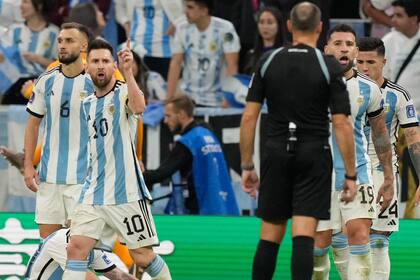 Argentina vs Países Bajos por los cuartos de final de la copa de mundo Qatar 2022 en el estadio Lusail de Doha
Lionel Messi  le reclama a Antonio Mateu Lahoz