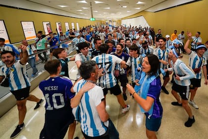 Argentina vs Polonia
Los hinchas llegan en el Metro al estadio