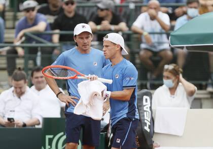 El capitán Coria y Diego Schwartzman, en uno de los descansos