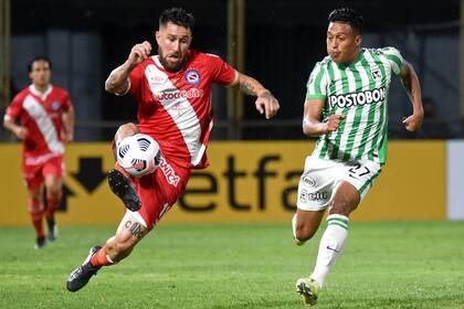 Argentina's Argentinos Juniors Jonathan Gomez (L) and Colombia's Atletico Nacional Sebastian Gomez vie for the ball during the Copa Libertadores football tournament group stage match at the Manuel Ferreira Stadium in Asuncion, Paraguay, on May 6, 2021. (Photo by DANIEL DUARTE / AFP)