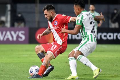 Argentina's Argentinos Juniors Jonathan Gomez (L) and Colombia's Atletico Nacional Sebastian Gomez vie for the ball during the Copa Libertadores football tournament group stage match at the Manuel Ferreira Stadium in Asuncion, Paraguay, on May 6, 2021. (Photo by DANIEL DUARTE / AFP)